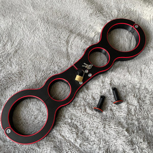 Een schandpaal voor BDSM in het zwart met rode accenten