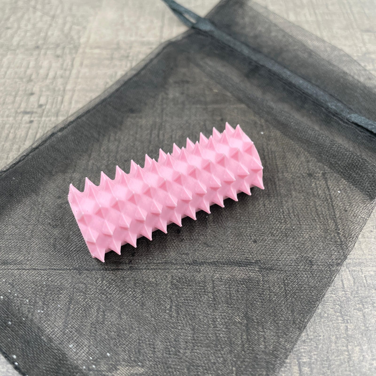 Een shibari rope spike in de kleur roze