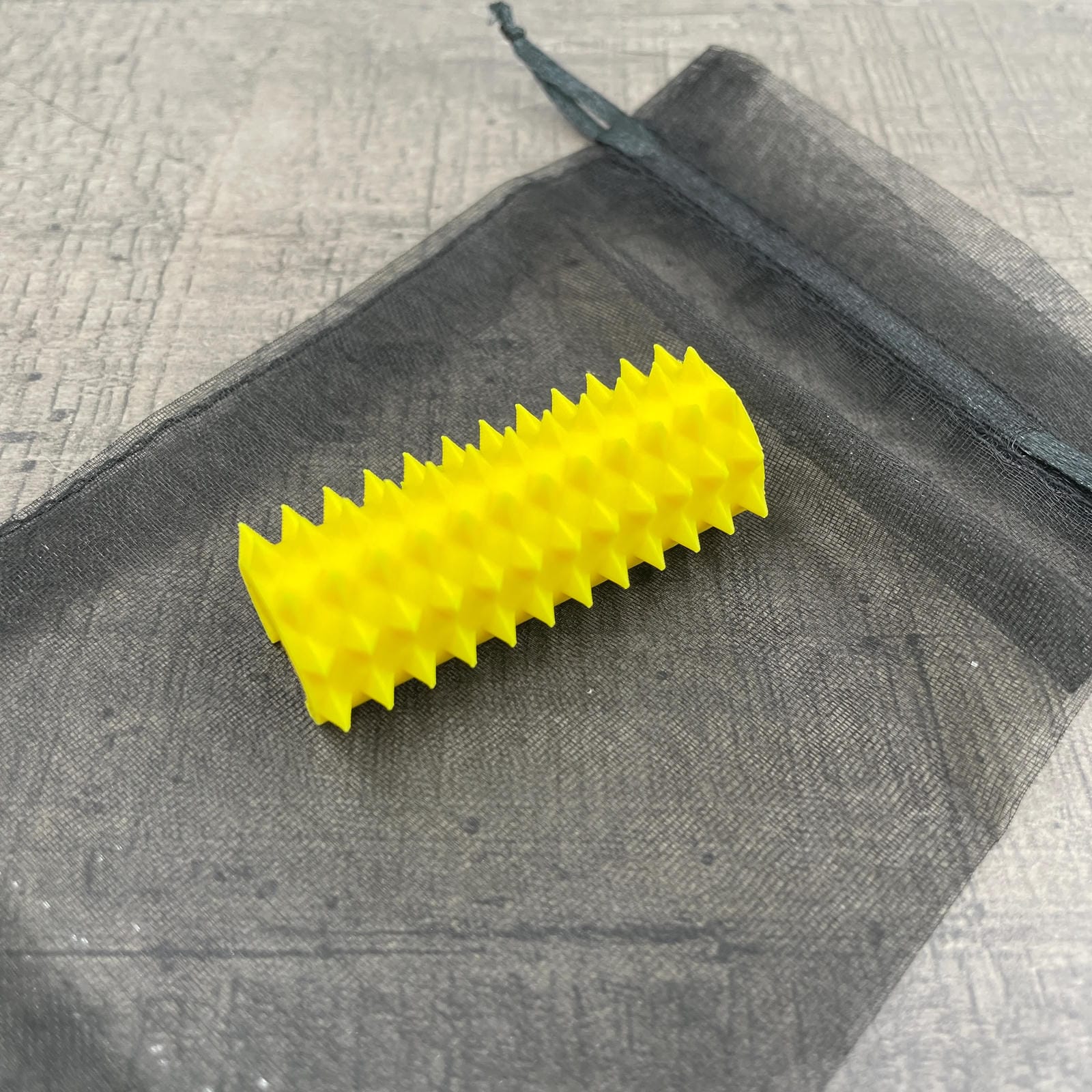 Een shibari rope spike in de kleur geel