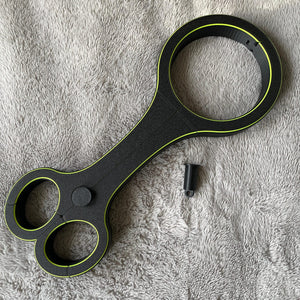 Een BDSM rigid fiddle in het zwart met UV-gele accenten