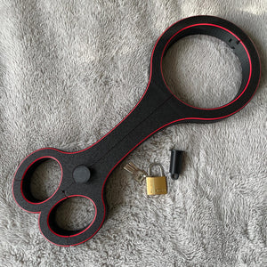 Een BDSM rigid fiddle in het zwart met rode accenten