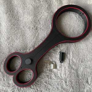 Een BDSM rigid fiddle in het zwart met rode accenten