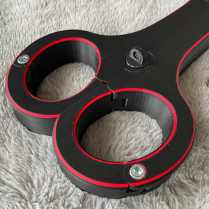 Detailfoto van de polsen van een BDSM rigid fiddle in het zwart met rode accenten