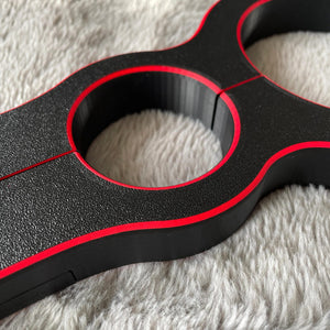 Detailfoto van een schandpaal voor BDSM in het zwart met rode accenten