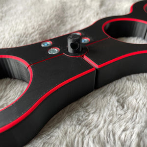 Detailfoto van een schandpaal voor BDSM in het zwart met rode accenten