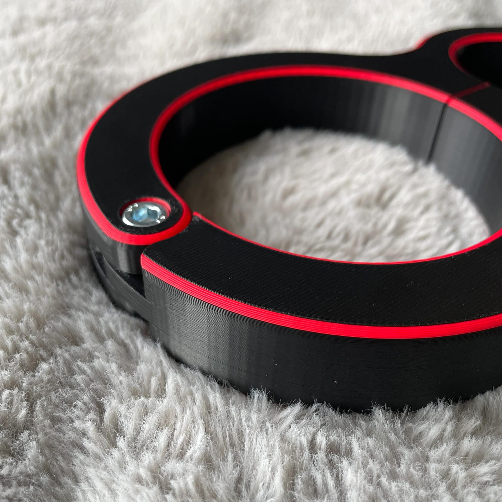 Detailfoto van een schandpaal voor BDSM in het zwart met rode accenten