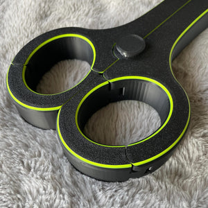 Detailfoto van de polsen van een BDSM rigid fiddle in het zwart met UV-gele accenten