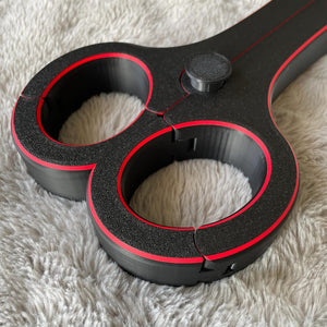 Detailfoto van de polsen van een BDSM rigid fiddle in het zwart met rode accenten