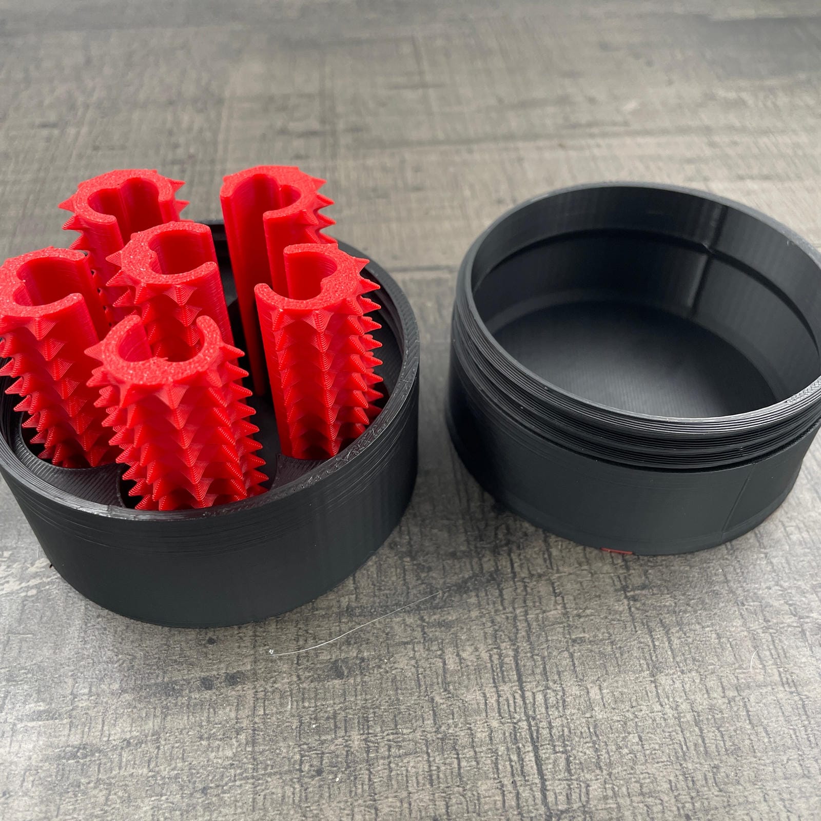 Een set van zes rode shibari rope spikes in een doosje