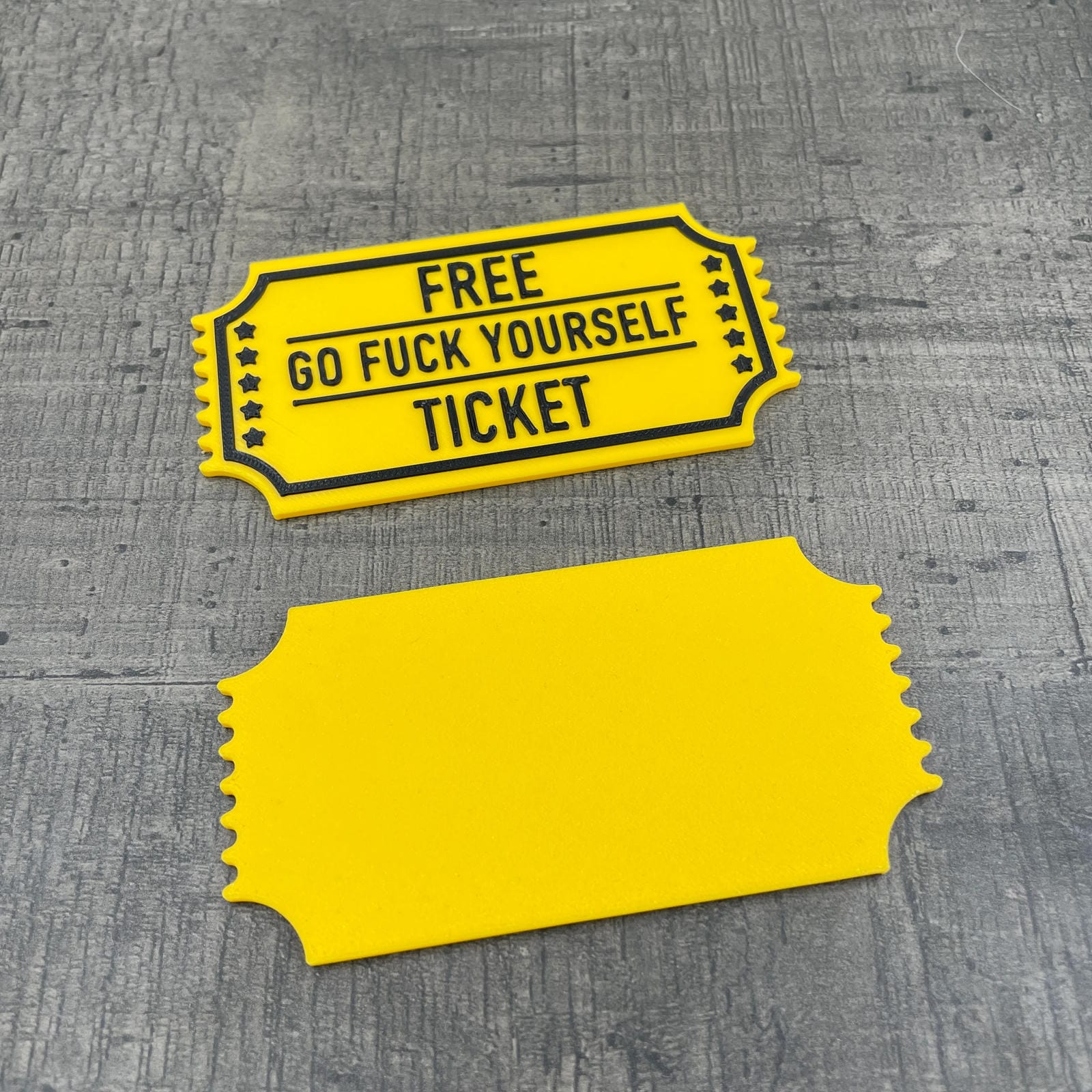Een plastic Ticket met de tekst "Free ticket to go fuck yourself"