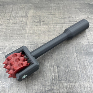 Een BDSM pinwheel met een zwart handvat en een rood wieltje