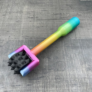 Een BDSM pinwheel met een handvat in regenboog kleuren