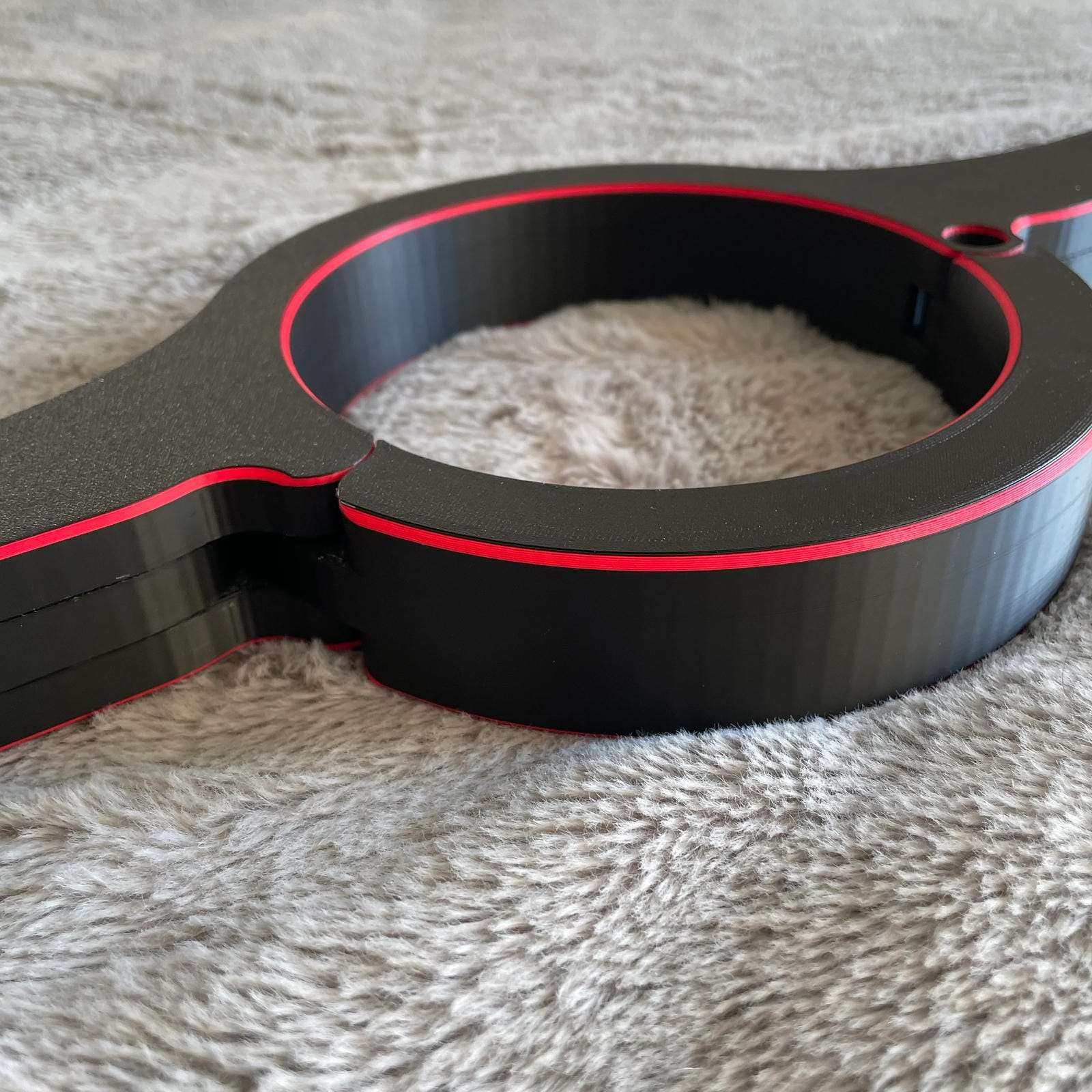 Close-up van een BDSM schandpaal voor de nek en polsen - The Secretary stijl