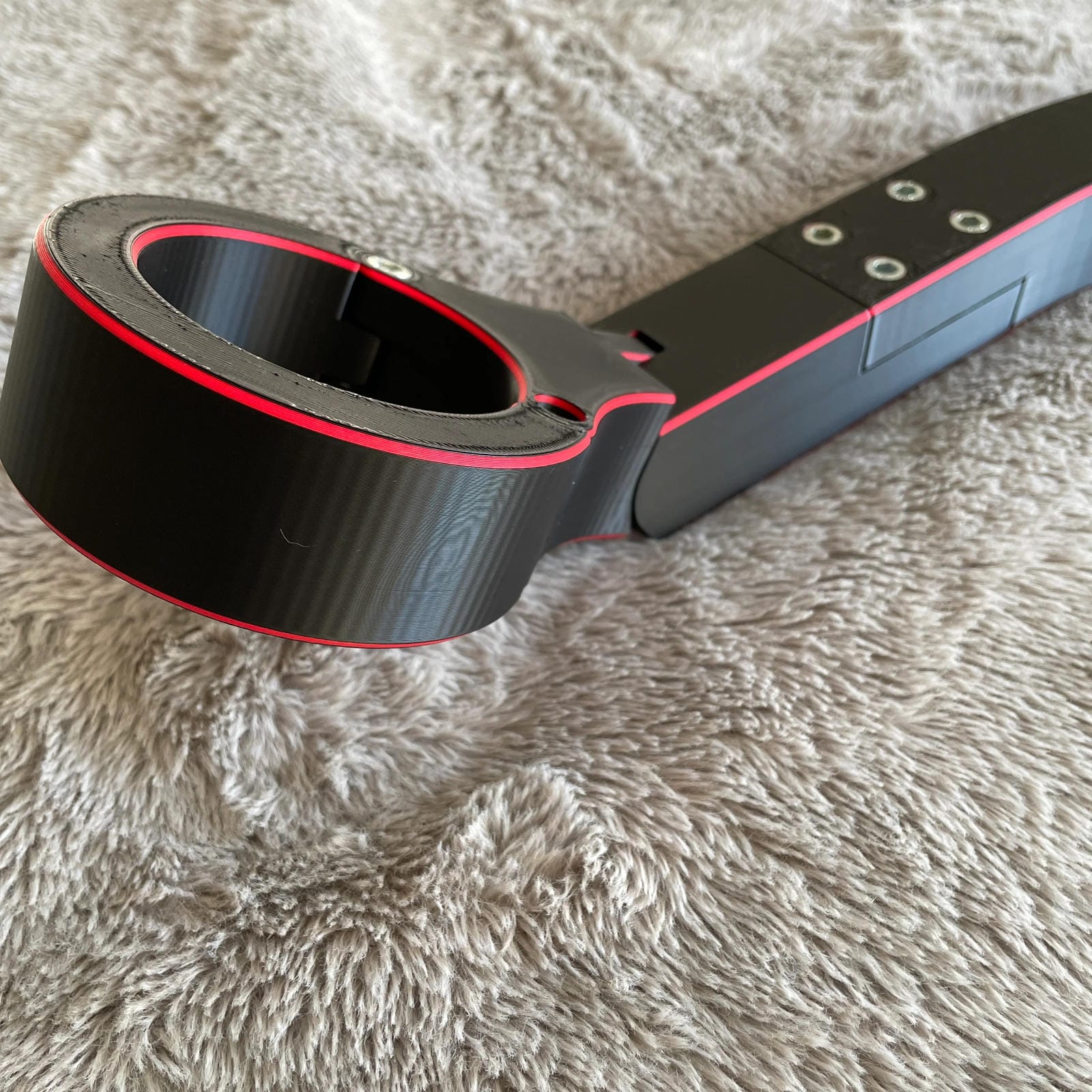 Close-up van een BDSM schandpaal voor de nek en polsen - The Secretary stijl