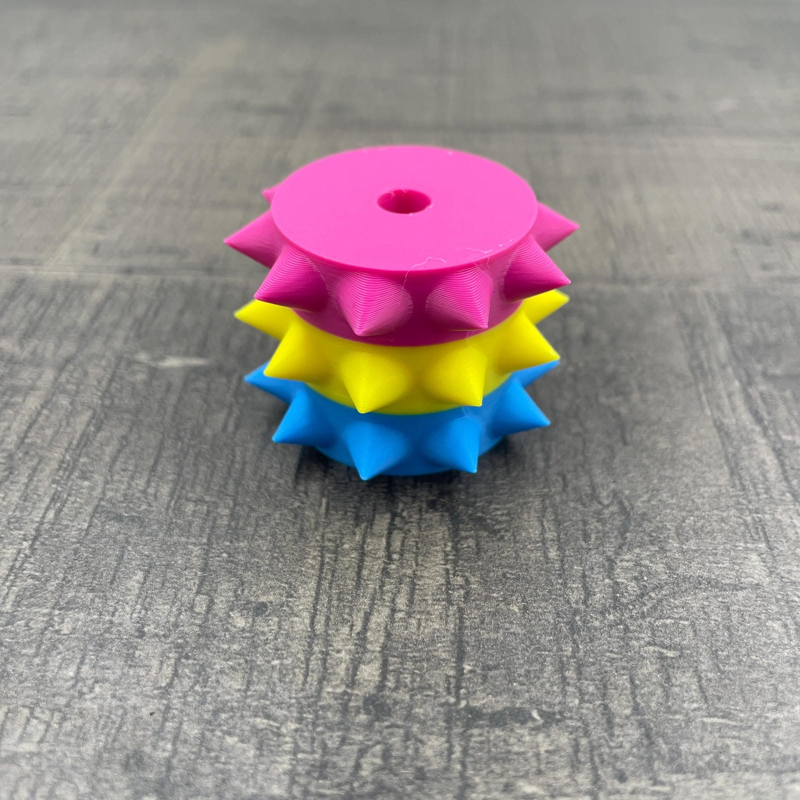 Een los rollertje voor een BDSM pinwheel in de kleuren van de pan-seksuele vlag