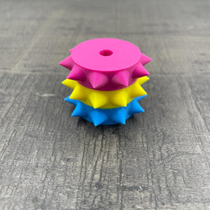 Een los rollertje voor een BDSM pinwheel in de kleuren van de pan-seksuele vlag