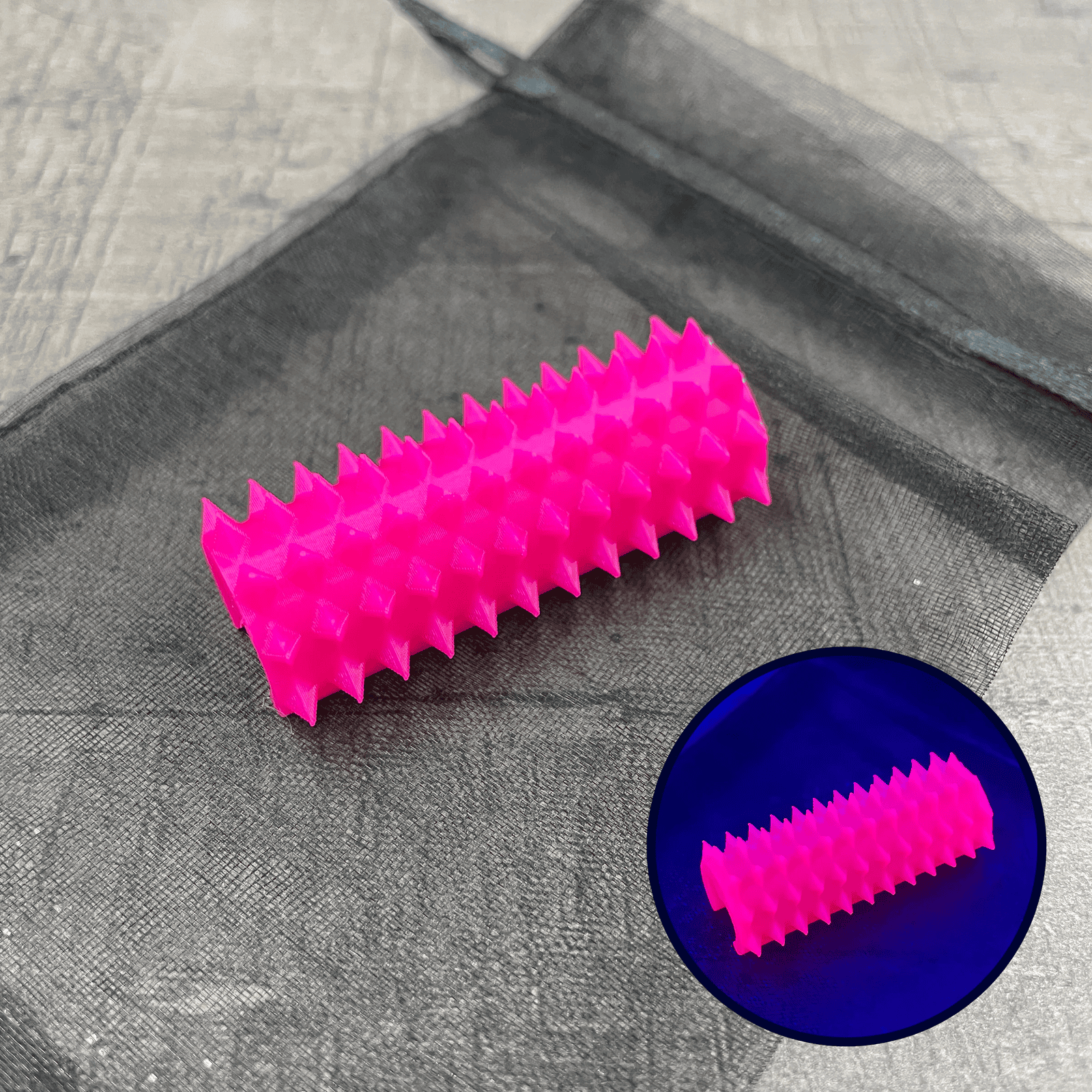 Een shibari rope spike in de kleur UV-reactief roze