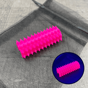 Een shibari rope spike in de kleur UV-reactief roze